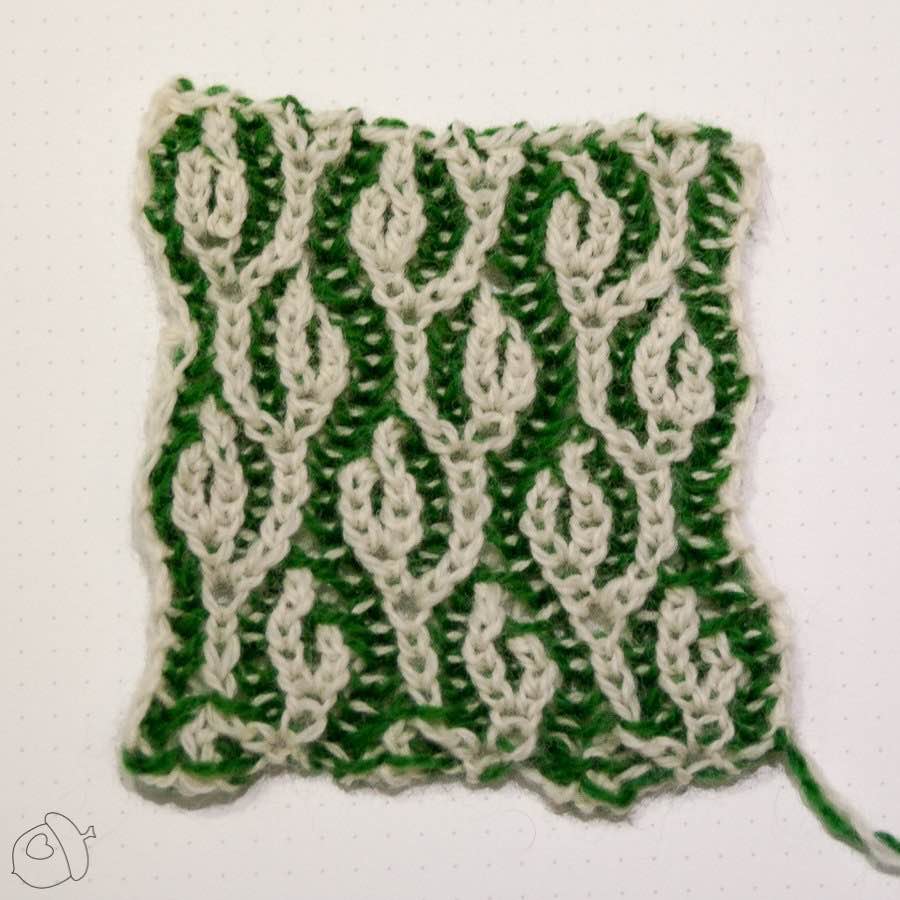 wavy buds brioche swatch with LC (white) showing.